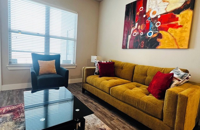 LOCATION! LOCATION! IN THE HEART OF DALLAS! 10% off weekly stay 20% monthly.