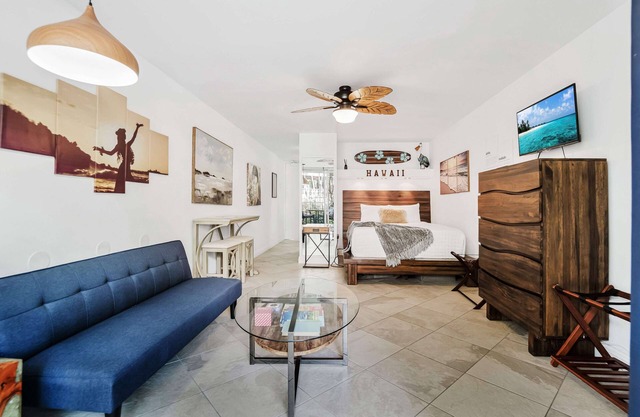 LOCATION, LOCATION, LOCATION! Hawaiian Paradise Condo w/Hot Tub, Pool & Beach