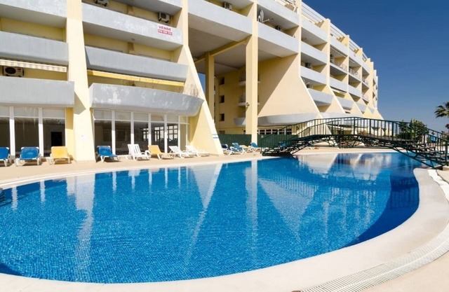 Location.Location.Location! Spacious 2bedrm condo, beach+pool+town, Wi-Fi.