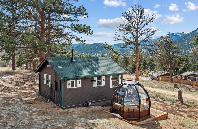 Loch Vale Cabin - Dining Globe- 2 person hot tub-summer pool