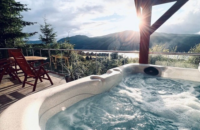 Lochnagar: luxury Loch Ness lodge, hot tub & sauna