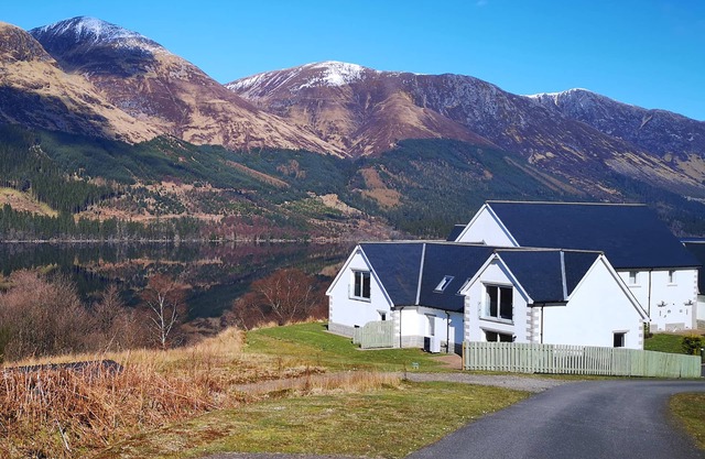 LOCHSIDE, 1 THE CORRIES, family friendly in Spean Bridge