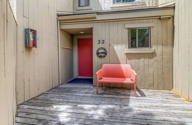 Lodge Condo 32, 2BDRM, 1BATH, close to Black Butte Lodge