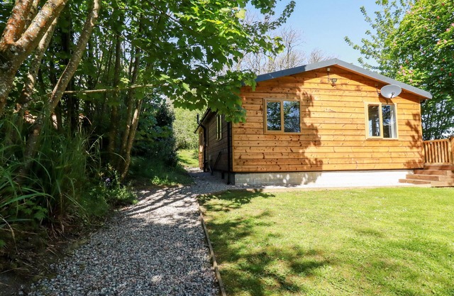 LODGE TWO, family friendly, with a garden in Summercourt