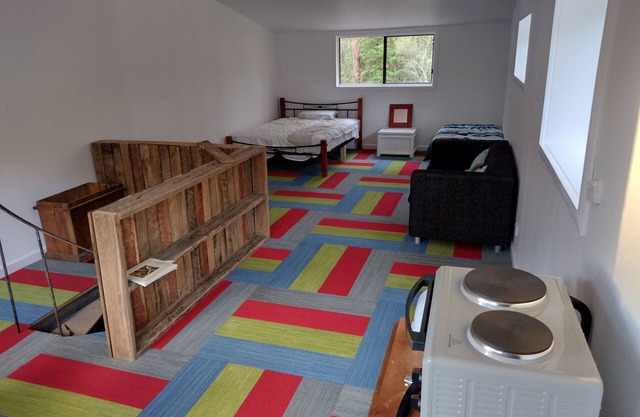 Loft on quiet 5 acre bush block. Less than 5 minutes to beaches.