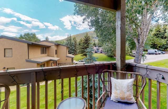 Lofted ski getaway near the slopes with WiFi, grill, patio, full kitchen & W/D