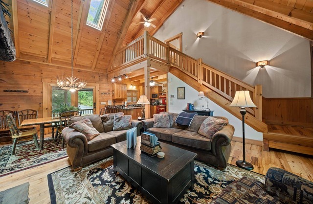 Log Heaven - Romantic Luxury Log Cabin near Banner Elk With Hot Tub, Pool Table, & Fishable River!