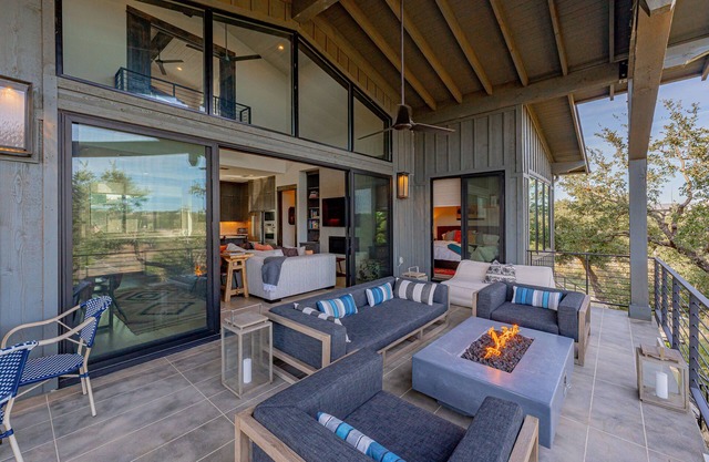 Lola's Lakefront: 3-Bed Treehouse with Porch, Fire Pit & Year-Round Fun