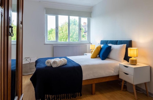 London Bridge 3 Bedroom House with reception room, office and private garden
