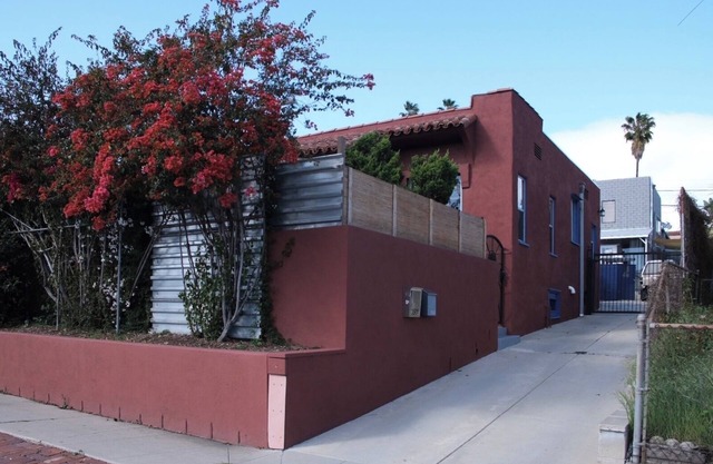 London St house between SilverLake Blvd and Hoover 2bd 2ba-secured gated parking