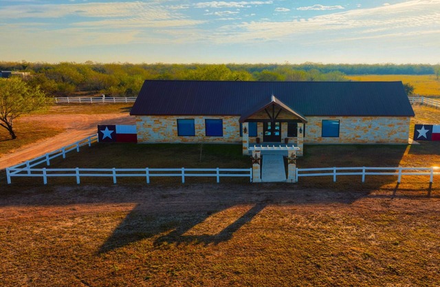 Lone Star Luxury Ranch - 4-Bed, 3-Bath, Swimming Pool, Grill, Washer/Dryer, WiFi