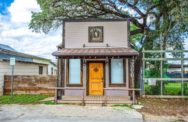 Lonesome Dove Guesthouse