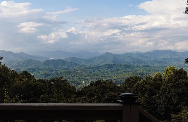 Long Range Mtn Views, End of Road Privacy, Firepit, Pool Table, Gourmet Kitchen