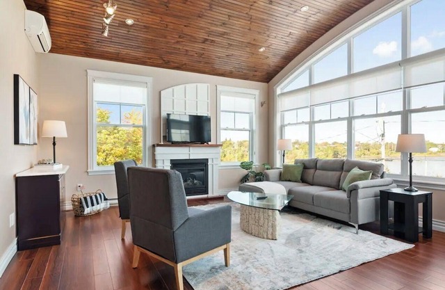 Long Stay Available- Stunning 2 Bed with Lake View
