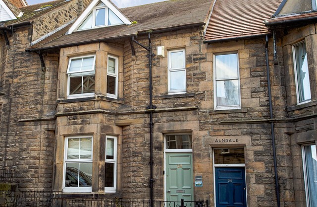 LONGSHORE, pet friendly, character holiday cottage in Alnmouth
