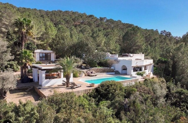 LOOK NO FURTHER! Gorgeous old finca with sea view!