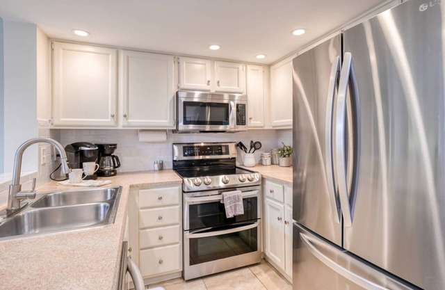 Looney Dunes - Ground Floor - 2 Bed 2 Bath - Condo STEPS From The Beach