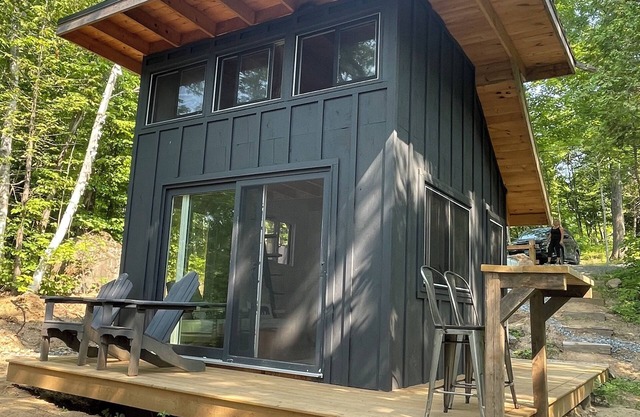 Lost Loft - NEW Waterfront Tiny Cottage. Sleeps 2, off-grid, quiet lake!