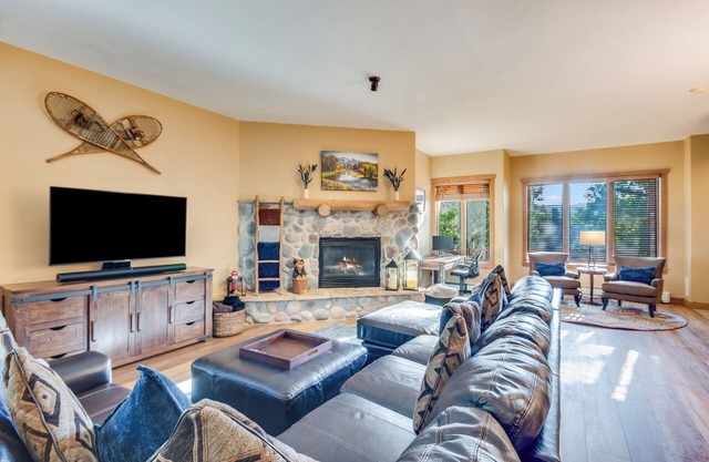 Lots of Light -Great Deck with Lounge Furniture & Firepit - Private Garage bring Bikes