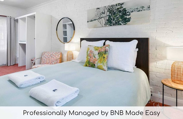 Lou's Cottage - Romantic, Country Couples Retreat