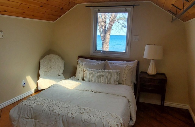 “Love by the Water: Cozy Loft, Romantic Retreat”