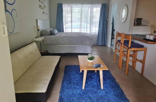 Lovely 1 Queen bed, 1 Sleeper couch Self-catering cottage
