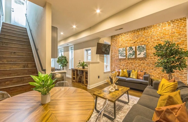 Lovely 2/2 w/Patio | 10 mins to DT | Sleeps 10 |