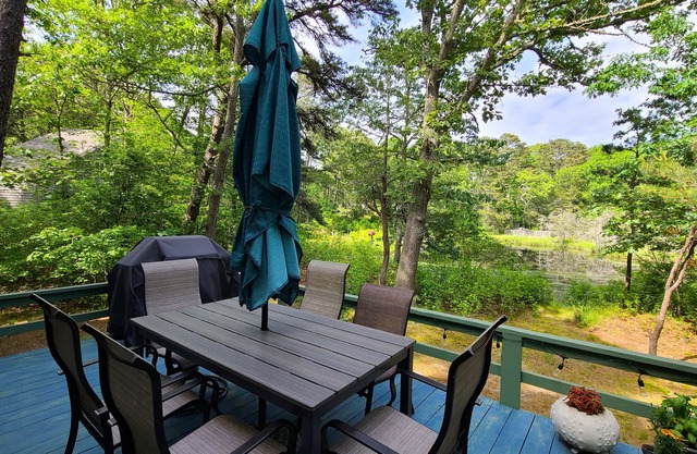 Lovely 2+ BD Cottage--A/C, Deck with Pond Views, Great Location