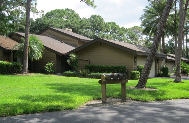 Lovely 2 Bed 2 Bathroom Condo in a quiet lush area near the golf course