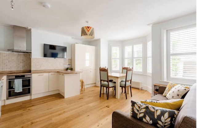 Lovely 2 bed garden flat near Tulse Hill station
