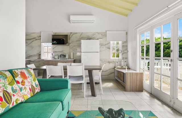 Lovely 2-bedroom apartment in Noord with Garden & Pool