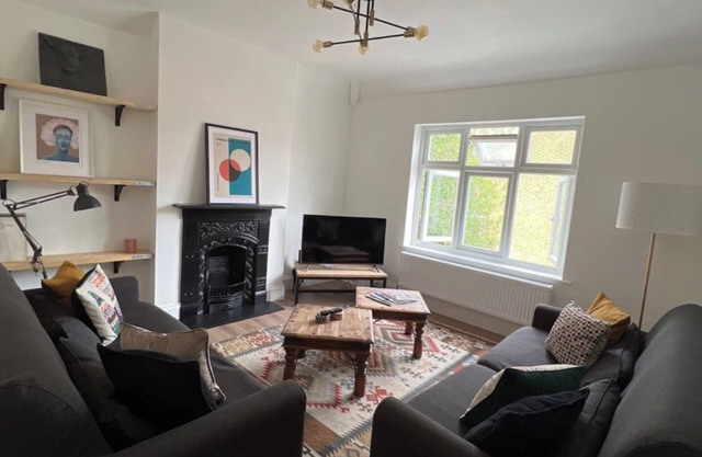 Lovely 2 Bedroom Flat by Thames in Chiswick, Grove Park Sleeps 3