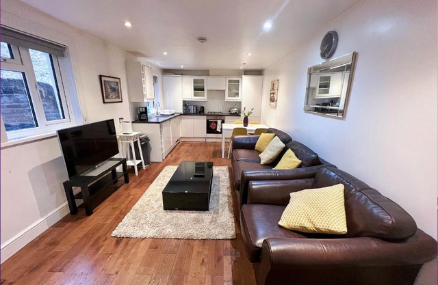 Lovely 2 Bedroom Garden Flat in London