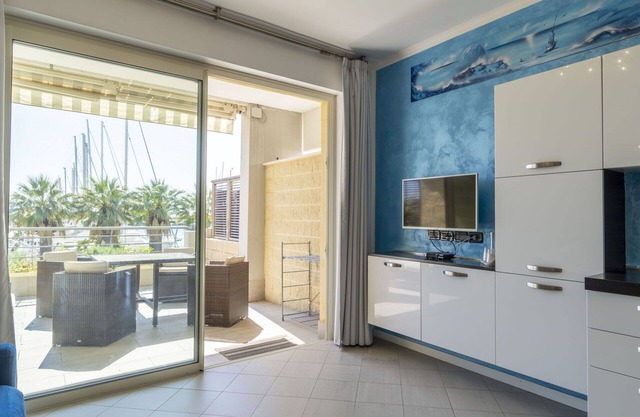 Lovely apartment for 4 people with WIFI, A/C, pool and balcony