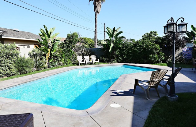 Lovely Anaheim Pool Home: 2 Ensuites, 1 Mi 2Disney