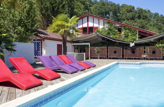 Lovely apartment for 6 guests with WIFI, pool, TV, terrace, pets allowed and parking