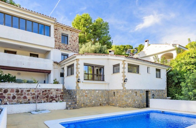 Lovely apartment in villa for 3 people with WIFI, A/C, pool, TV, terrace, pets allowed and parking