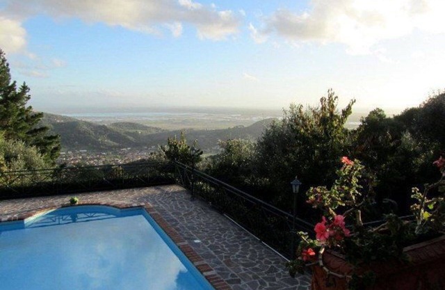 Lovely apartment with WIFI, A/C, pool, TV, patio, pets allowed, panoramic view, close to Viareggio