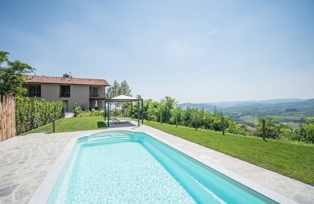 Lovely apartment in villa for 5 guests with pool, A/C, WIFI, TV, patio and panoramic view
