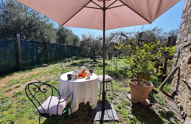 Lovely apartment in villa for 2 guests with WIFI, TV and pets allowed, close to Lucca