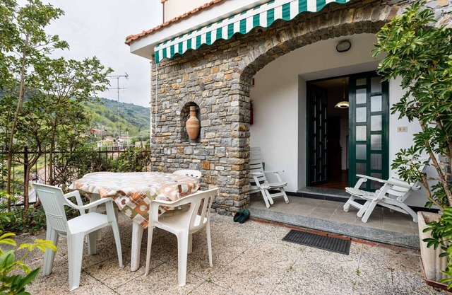 Lovely apartment for 5 people with WIFI, pool, TV, terrace and pets allowed
