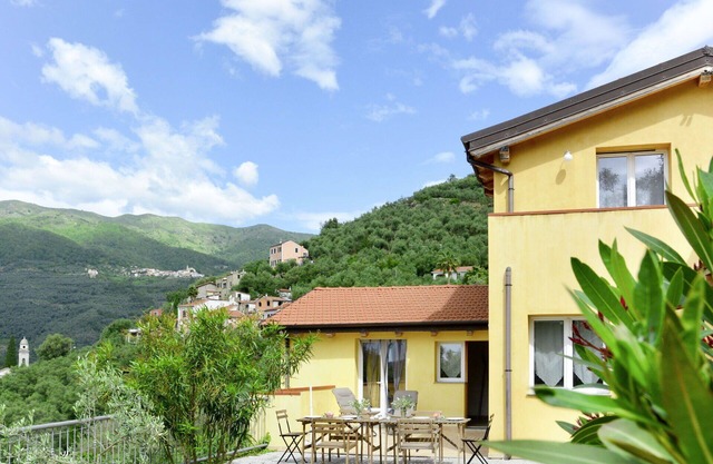 Lovely apartment with private pool, TV, patio, pets allowed, panoramic view and parking