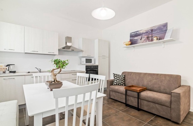 Lovely apartment for 4 people in a completely renovated building, located in a quiet residential area a stone's throw from the historic center of Abano Terme. The flat is 5 minutes away by foot from San Lorenzo Cathedral, 10 minutes away from Piazza Merc