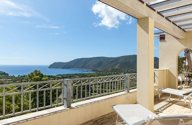 Lovely apartment for 4 guests with A/C, pool, WIFI, TV, terrace and parking