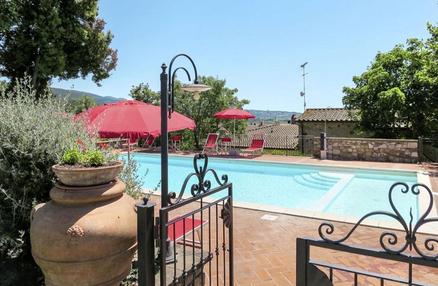 Lovely apartment for 4 people with WIFI, pool, TV, patio and pets allowed
