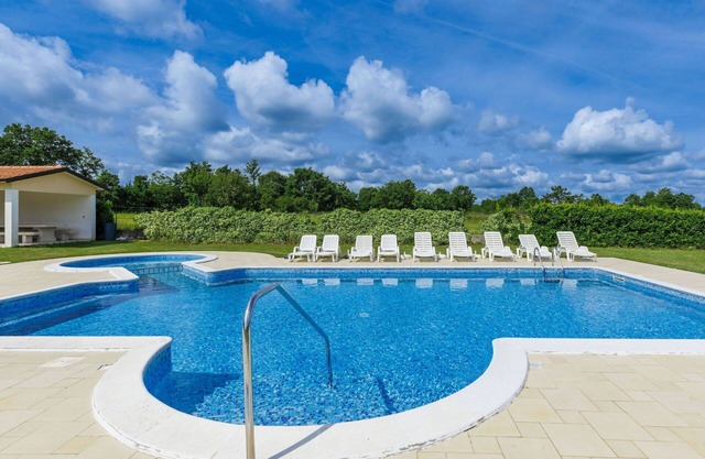 Lovely apartment for 4 guests with A/C, pool, WIFI, TV, terrace and parking