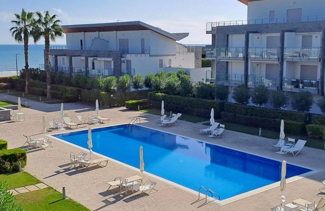 Lovely apartment for 4 guests with A/C, WIFI, pool, TV, terrace, pets allowed and parking