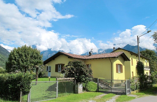 Lovely apartment for 4 guests with WIFI, TV, patio and pets allowed