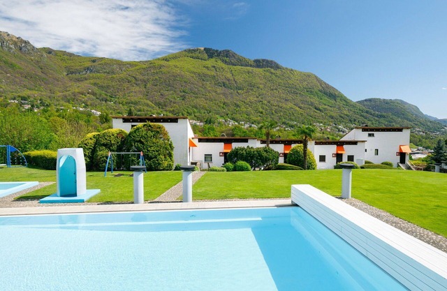 Lovely apartment for 5 people with pool, WIFI, patio, pets allowed, panoramic view and parking