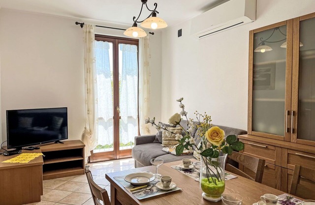 Lovely apartment for 5 guests with WIFI, TV, patio, pets allowed, panoramic view and parking